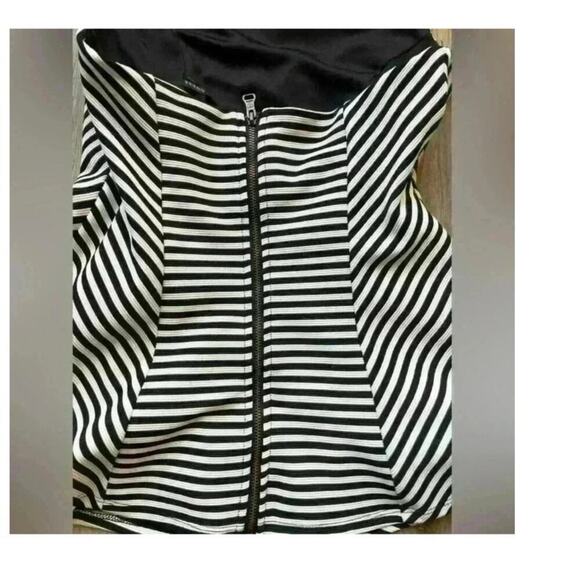 Guess, black/white striped, lined , halter top, size small, tank - Picture 3 of 8
